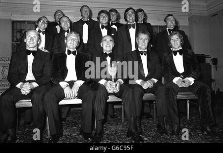 Sir Alf Ramsay, ancien chef d'équipe d'Angleterre (assis au centre), lors d'un dîner de témoignage en son honneur au Cafe Royal de Londres avec l'équipe d'Angleterre qui a remporté la coupe du monde à Wembley en 1966.Avec lui, Bobby Charlton, Bobby Moore, Harold Shepherdson (entraîneur) et Alan ball.Debout (à partir de la gauche) sont Nobby Stiles, Ray Wilson, George Cohen, Jackie Charlton, Roger Hunt,Geoff Hurst, Gordon Banks, Martin Peters et les Cocker (formateur). Banque D'Images