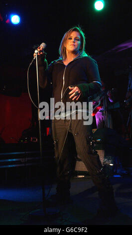 Lisa Marie Presley interprète des chansons de son prochain album 'To Hey May Concernt' (sorti le 14 juillet 2003) lors d'un soundcheck au CC Club, dans le centre de Londres, avant son concert plus tard. Banque D'Images