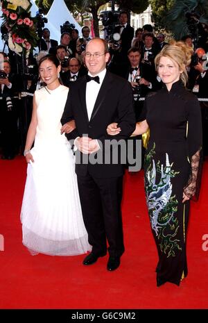 Le Prince Albert de Monaco arrive pour la première de 'Fanfan la Tulipe' au Palais des Festival de Cannes, France, lors de la cérémonie d'ouverture du 56e Festival de Cannes. Banque D'Images