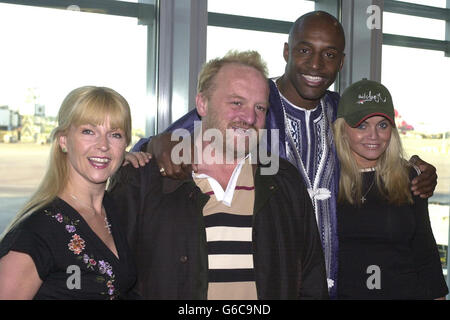 Je suis une célébrité, sortez-moi d'ici - les participants, de gauche à droite, Toyah Willcox , Antony Worrall Thompson, John Fashanu et Danniella Westbrook, arrivent à l'aéroport de Londres Heathrow, après leur retour d'Australie, où le concours a eu lieu. * Cricketer Phil Tufnell a été le gagnant. Banque D'Images