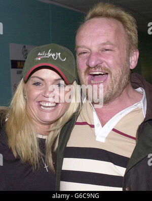 Les participants Danniella Westbrook et Anthony Worrall Thompson arrivent à l'aéroport de Londres Heathrow, après être revenus de l'Australie, où le concours a eu lieu.Le cricketer Phil Tufnell a été le gagnant. Banque D'Images