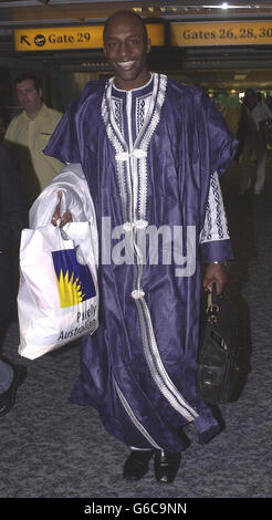 John Fashanu, le candidat « I'm a Celebrity, Get Me Out of Here », arrive à l'aéroport de Londres Heathrow après son retour d'Australie, où le concours a eu lieu.Le cricketer Phil Tufnell a été le gagnant. Banque D'Images