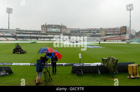 Cricket - Cinquième épreuve Investec Ashes - quatrième jour - Angleterre / Australie - le Kia Oval.Des couvertures de pluie se trouvent sur le terrain le quatrième jour du cinquième test de cendres à l'ovale Kia Banque D'Images