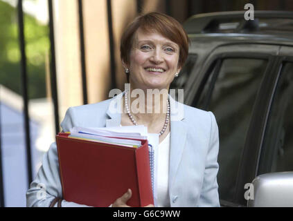 La secrétaire à la culture Tessa Jowell arrive à Downing Street, Londres.Le Cabinet semblait prêt à soutenir la tentative de Londres d'accueillir les Jeux olympiques de 2012.* mais avec la spéculation qui monte que Jowell annoncerait le déménagement aux députés plus tard, une source de gouvernement a mis en garde: C'est vraiment un de ces cas que jusqu'à ce que toutes les extrémités lâches soient liées, vous n'avez pas eu une décision. Banque D'Images