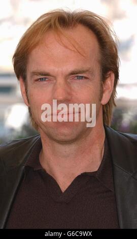 L'acteur Hugo Weaving pose aux photographes lors d'un photocall pour promouvoir son nouveau film le Matrix Reloaded au Palias des Festival dans le cadre du 56e Festival de Cannes dans le sud de la France. Banque D'Images