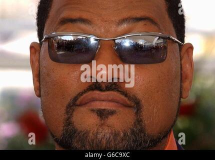 L'acteur Laurence Fishburne pose aux photographes pendant un photocall la mise en avant de son nouveau film le Matrix Reloaded au Palias des Festival dans le cadre du 56e Festival de Cannes dans le sud de la France. Banque D'Images