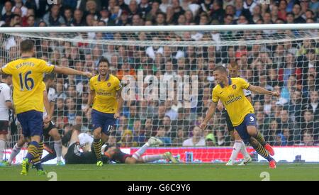 Football - Barclays Premier League - Fulham / Arsenal - Craven Cottage.Lukas Podolski (à droite) d'Arsenal célèbre le deuxième but du match de son côté Banque D'Images