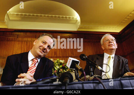 Le chef travailliste écossais Jack McConnell (à gauche) et le chef libéral Jim Wallace signent un accord de partenariat dans le cadre de l'accord de coalition. Banque D'Images