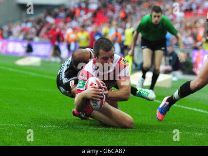 Iain Thornley de Wigan Warriors a fait un essai sous la pression de Danny Houghton du FC Hull lors de la finale de la coupe du défi Tetleys au stade Wembley, à Londres. Banque D'Images