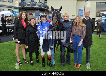 Jockey Pat Smullen et l'entraîneur Eddie Lynam (à droite) avec des connexions après que Vallado a gagné les titres de vente aux enchères de Tattersalls Ireland Super Auction lors de la journée Galileo Futurity Stakes au Curragh Racecourse, Co Kildare, Irlande. Banque D'Images