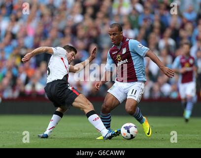 Steven Gerrard de Liverpool (à gauche) et Gabriel Agbonlahor de Aston Villa (à droite) bataille pour le ballon Banque D'Images