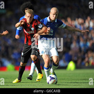 Steven Naismith d'Everton (à droite) et Matej Vydra (à gauche) de West Bromwich Albion affrontent le ballon. Banque D'Images