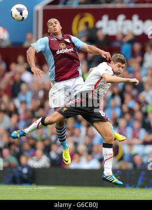 Steven Gerrard de Liverpool (à droite) et Gabriel Agbonlahor de Aston Villa (à gauche) bataille pour le ballon Banque D'Images