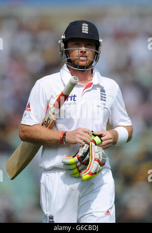 Ian Bell, de l'Angleterre, quitte le terrain après avoir perdu son cricket au cours du cinquième jour du cinquième match test Investec Ashes à l'Oval Kia, Londres. Banque D'Images