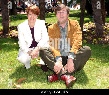 La secrétaire à la culture Tessa Jowell, députée et acteur Stephen Fry, pose pour les photographes à l'ouverture du pavillon britannique, au 56e Festival de Cannes, en France. Banque D'Images