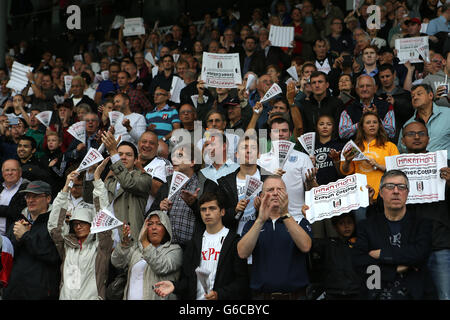 Football - Barclays Premier League - Fulham / Arsenal - Craven Cottage.Les fans de Fulham tiennent des affiches dans les supports Banque D'Images