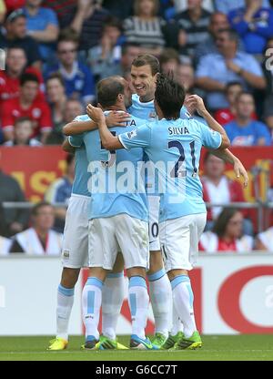 Football - Barclays Premier League - Cardiff City / Manchester City - Cardiff City Stadium.Edin Dzeko (au centre) de Manchester City célèbre le premier but du match de son côté avec ses coéquipiers Banque D'Images