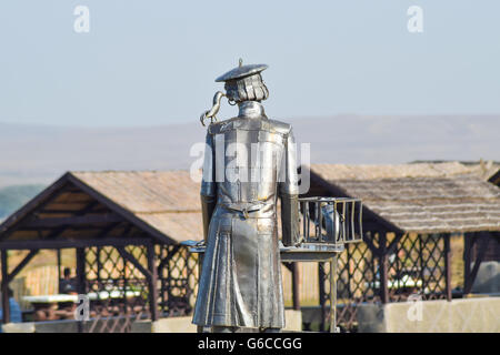 Statue d'un fourreur de métal avec un rat dans une cage. Statue de métal. Banque D'Images