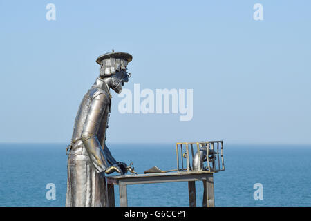 Statue d'un fourreur de métal avec un rat dans une cage. Statue de métal. Banque D'Images