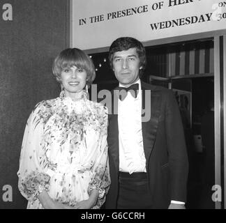 Les nouvelles vedettes d'Avengers Joanna Lumley et Gareth Hunt à l'Odeon, Leicester Square, pour assister à la 31e performance annuelle du film royal à l'aide du Fonds de bienfaisance pour le cinéma et la télévision. Archive-pa179833-4 Banque D'Images