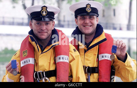 L'équipage du Lifeboat Eastbourne, Coxswain Mark Sawyer, 40 ans (à gauche) et le mécanicien Daniel Guy, 23 ans, à la station de Lifeboat Tower Pier à Londres, avant de recevoir les médailles d'argent et de bronze de la Royal National Lifeboat institution (respectivement) pour bravoure. Les deux ont aidé à sauver deux yachtmen du yacht Paperchase, qui ont été balayés à la mer tout en essayant d'entrer dans Eastbourne Harbour en octobre 2002 et recevront leurs médailles du duc de Kent au Barbican Hall de Londres. Banque D'Images