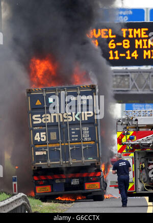 Pompiers de la brigade des pompiers de Dublin sur les lieux d'un incendie de camion sur l'autoroute M50 près de la sortie N4/5 près de Dublin, Irlande. Banque D'Images