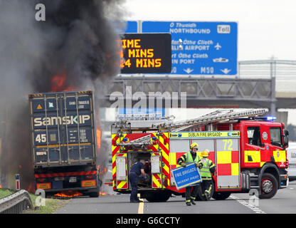 Pompiers de la brigade des pompiers de Dublin sur les lieux d'un incendie de camion sur l'autoroute M50 près de la sortie N4/5 près de Dublin, Irlande. Banque D'Images