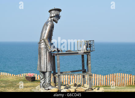 Statue d'un fourreur de métal avec un rat dans une cage. Statue de métal. Banque D'Images