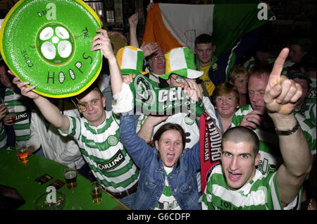 Les fans celtiques remplissent les pubs de Glasgow, pour regarder le match Celtic v Porto, qui se tient à Séville. Pour les supporters qui se sont rendus au match, la police de Strathclyde exhorte les fans à rentrer directement chez eux une fois qu'ils sont revenus à Glasgow de Séville. Banque D'Images