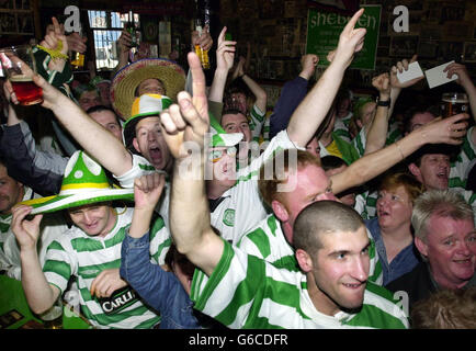 Les fans celtiques remplissent les pubs de Glasgow, pour regarder le match Celtic v Porto, qui se tient à Séville. Pour les supporters qui se sont rendus au match, la police de Strathclyde exhorte les fans à rentrer directement chez eux une fois qu'ils sont revenus à Glasgow de Séville. Banque D'Images