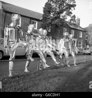 Télévision - BBC - Doctor Who - Londres.Acteurs jouant Cybermen dans Doctor de la BBC, qui font une pause dans le tournage à Ealing, Londres. Banque D'Images