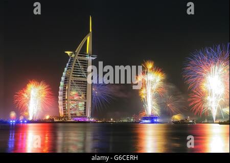 D'artifice à Burj Al Arab pour le Nouvel An , Dubaï, Émirats Arabes Unis Banque D'Images