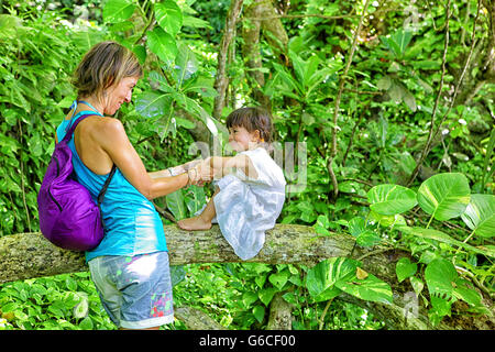 Mère et fille dans la jungle. Negombo. Sri Lanka Banque D'Images