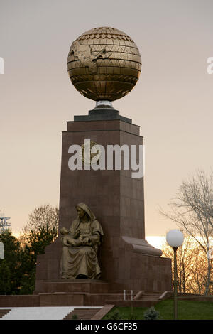 Globe en laiton avec carte Ouzbékistan érigé à l'occasion du premier anniversaire du pays à la place de l'indépendance, Tachkent, Ouzbékistan Banque D'Images