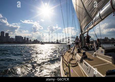 Formation Clipper voile dans le port de Sydney avant le 2015 Rolex Sydney to Hobart yacht race. Banque D'Images