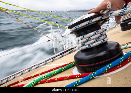 L'assouplissement du marin pendant le début de la 2015 Sydney to Hobart yacht race, à bord du Clipper Round the World yacht, Garmin. Banque D'Images