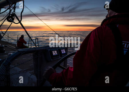 Les couchers de soleil sur l'horizon au cours de la 3ème journée de course Rolex Sydney to Hobart 2015, Garmin à bord comme une partie de la Clipper Round the World Yacht Race. Banque D'Images