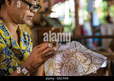 Une femme indonésienne batik peintures à la main à Ubud, Bali Banque D'Images