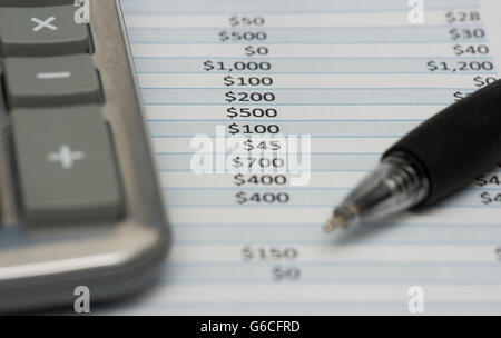 Une calculatrice, stylo et feuille de frais sont présentés à Montréal, le jeudi 23 juin, 2016. photo Graham Hughes/Freelance Banque D'Images