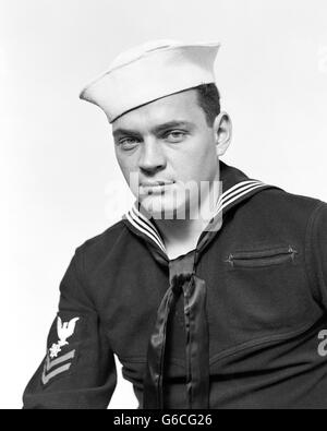 1940 PORTRAIT DE GRAVES MARIN AMÉRICAIN PORTANT DES UNIFORMES DE LA MARINE LOOKING AT CAMERA Banque D'Images