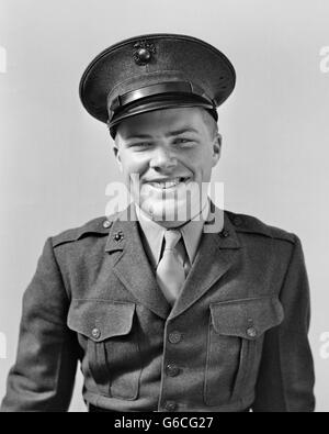 1940 PORTRAIT SMILING MAN WEARING uniformes des Marines des États-Unis LOOKING AT CAMERA Banque D'Images