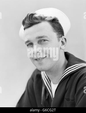 1940 SMILING PORTRAIT MARIN AMÉRICAIN PORTANT DES UNIFORMES DE LA MARINE LOOKING AT CAMERA Banque D'Images