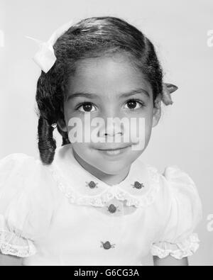 1960 PORTRAIT PRETTY AFRICAN AMERICAN GIRL SMILING AT CAMERA Banque D'Images