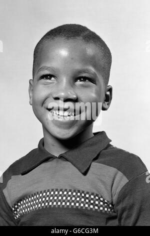 Années 1940 Années 1950 PORTRAIT SMILING AFRICAN AMERICAN BOY 6 ANS Banque D'Images