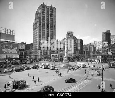 1930 COLUMBUS CIRCLE AVEC COCA COLA SIGNER ET TROLLEYBUS NEW YORK USA Banque D'Images