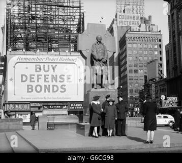 1940 marins & FEMMES AU PÈRE DUFFY STATUE ACHETER DES OBLIGATIONS DE DÉFENSE GUERRE WW2 1942 BILLBOARD TIMES SQUARE NEW YORK USA Banque D'Images