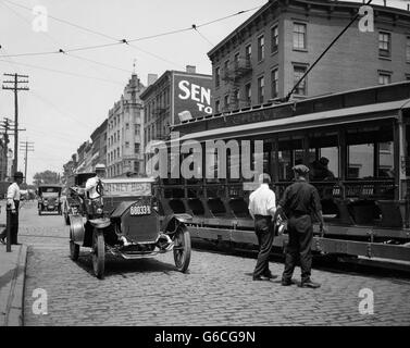 Années 1910 ET BUS JITNEY CHARIOT ÉLECTRIQUE OUVERT VOITURE SUR BRICK Street dans la ville de Hoboken, New Jersey, USA Banque D'Images