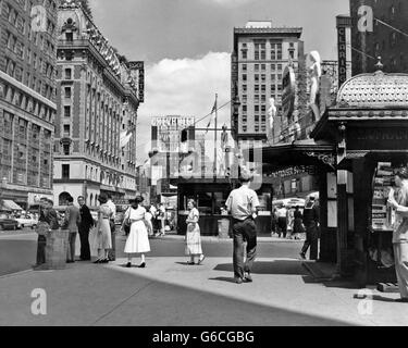 Années 1950, NEW YORK CITY TIMES SQUARE WEST 43E RUE À NORTH Banque D'Images