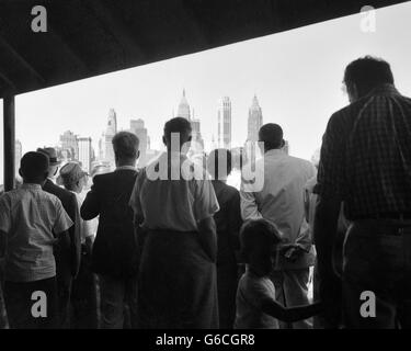 1950 PASSAGERS ANONYMES SILHOUETTÉ sur Staten Island Ferry entrée en centre-ville de Manhattan, NEW YORK CITY NY USA Banque D'Images