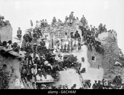 1890 1897 AMÉRINDIENS SPECTATEURS À DANSE DU SERPENT HOPI PUEBLO WALPI ARIZONA USA Banque D'Images